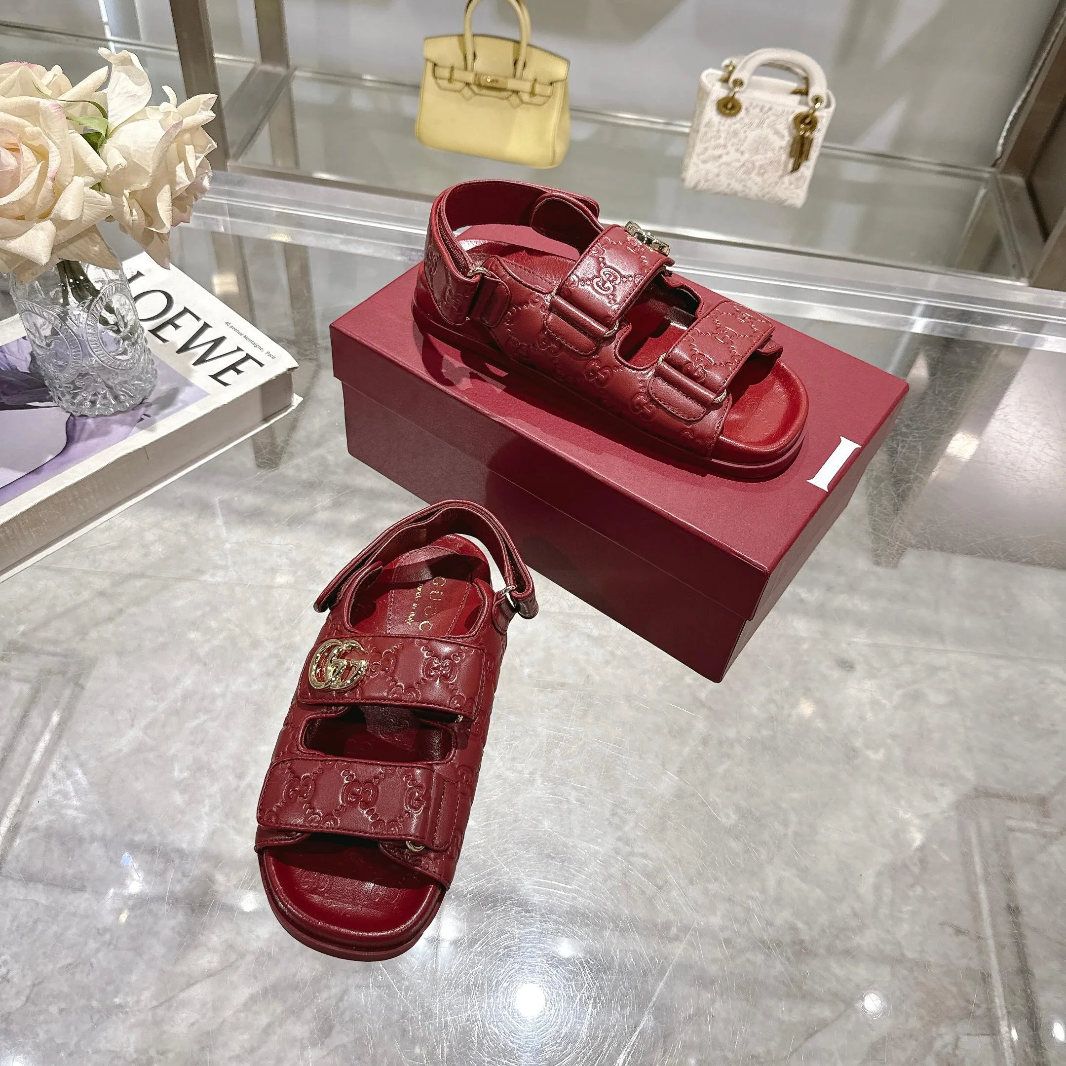 Wholesale direct sales 260👟👟 Gucci’s modern design aesthetic explores the path of unique craftsmanship, cleverly integrating the brand’s classic elements with its beloved brand identity. The sandal is embellished with the beloved Double G hardware, adding a touch of understated branding to the design, complementing the versatility of the Velcro straps. Women Light gold tone hardware Sheepskin lining Double G Rubber sole Velcro fastening Flat sole